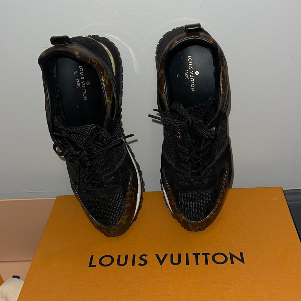 Woman’s size 39 LV Sneaker